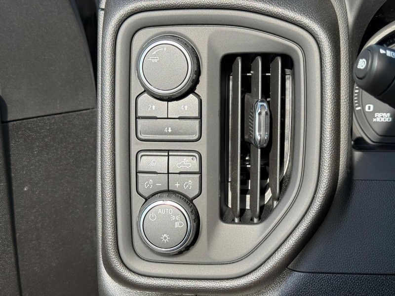 Chevrolet Silverado 2500HD Vehicle Full-screen Gallery Image 14