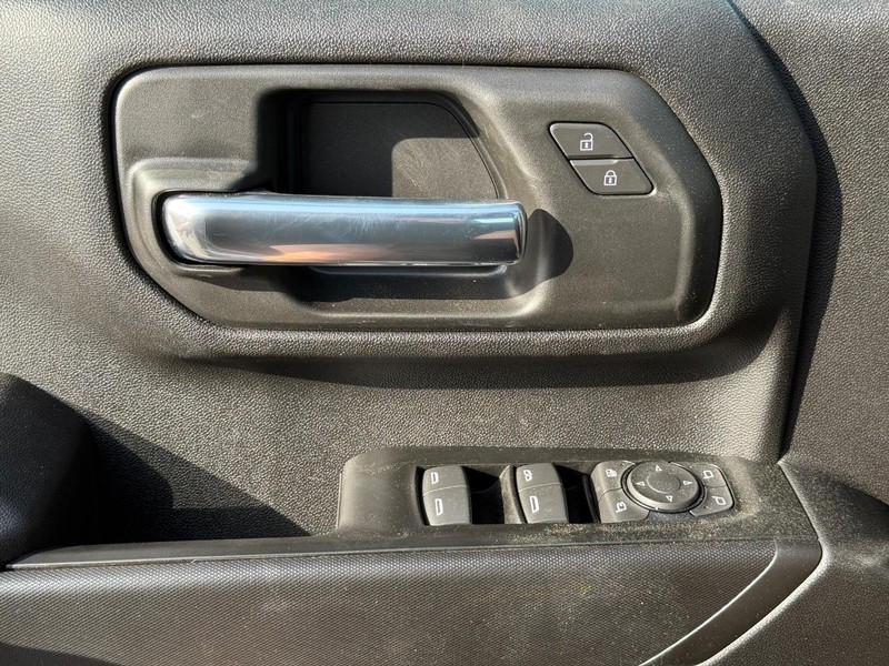 Chevrolet Silverado 2500HD Vehicle Full-screen Gallery Image 15