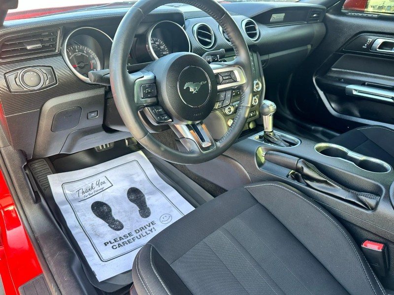 Ford Mustang Vehicle Full-screen Gallery Image 12