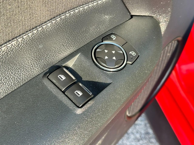 Ford Mustang Vehicle Full-screen Gallery Image 13