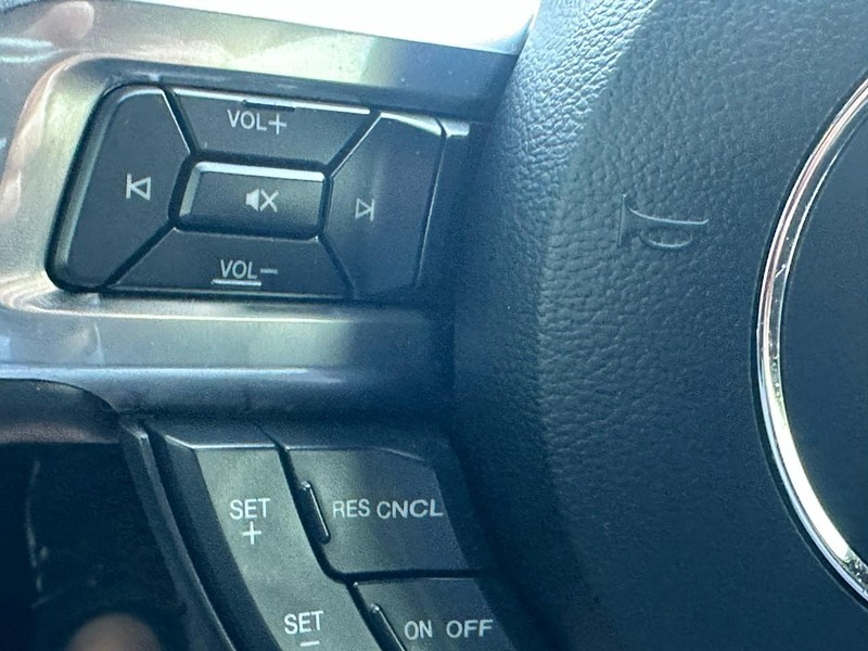 Ford Mustang Vehicle Full-screen Gallery Image 15