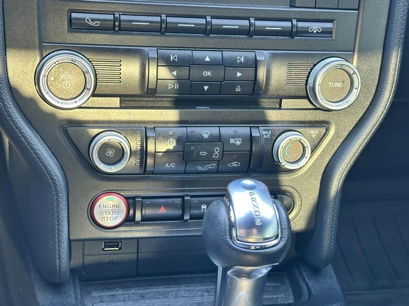 Ford Mustang Vehicle Full-screen Gallery Image 19