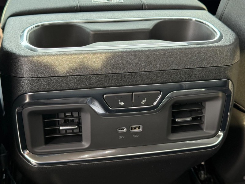 Chevrolet Silverado 1500 Vehicle Full-screen Gallery Image 7