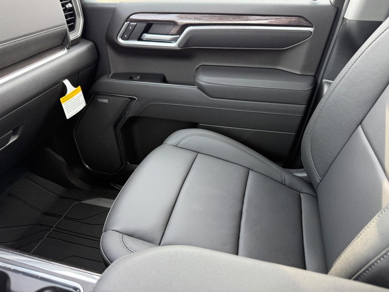 Chevrolet Silverado 1500 Vehicle Full-screen Gallery Image 17