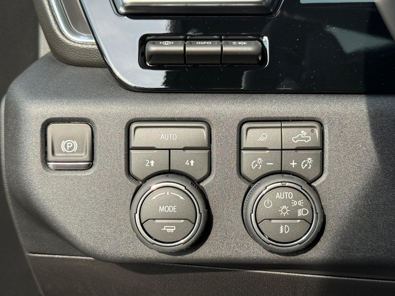 Chevrolet Silverado 1500 Vehicle Full-screen Gallery Image 18