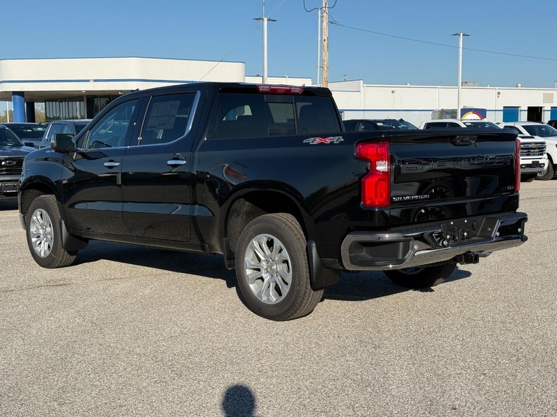 Chevrolet Silverado 1500 Vehicle Full-screen Gallery Image 3