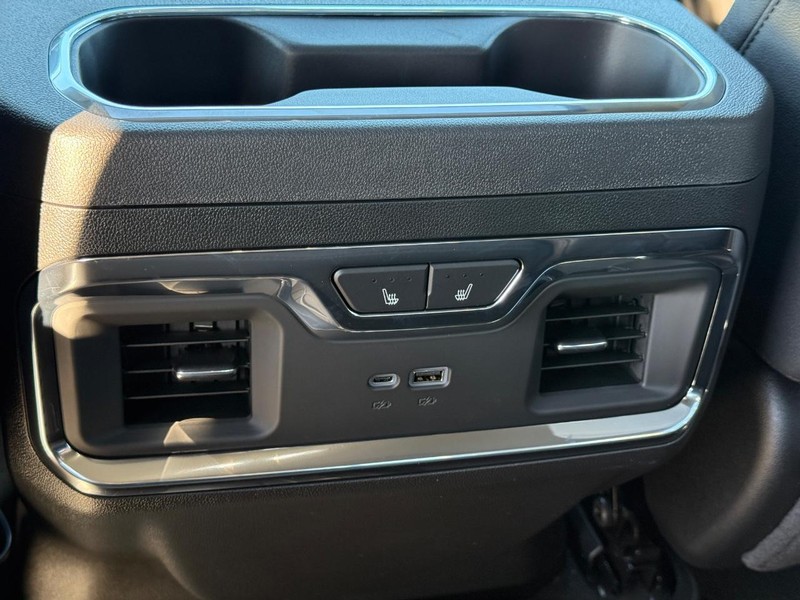 Chevrolet Silverado 1500 Vehicle Full-screen Gallery Image 7