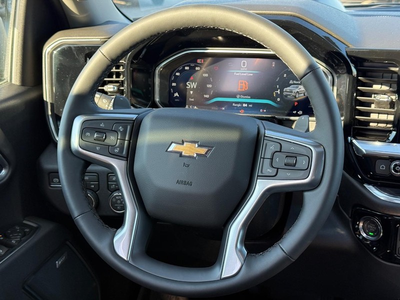 Chevrolet Silverado 1500 Vehicle Full-screen Gallery Image 9