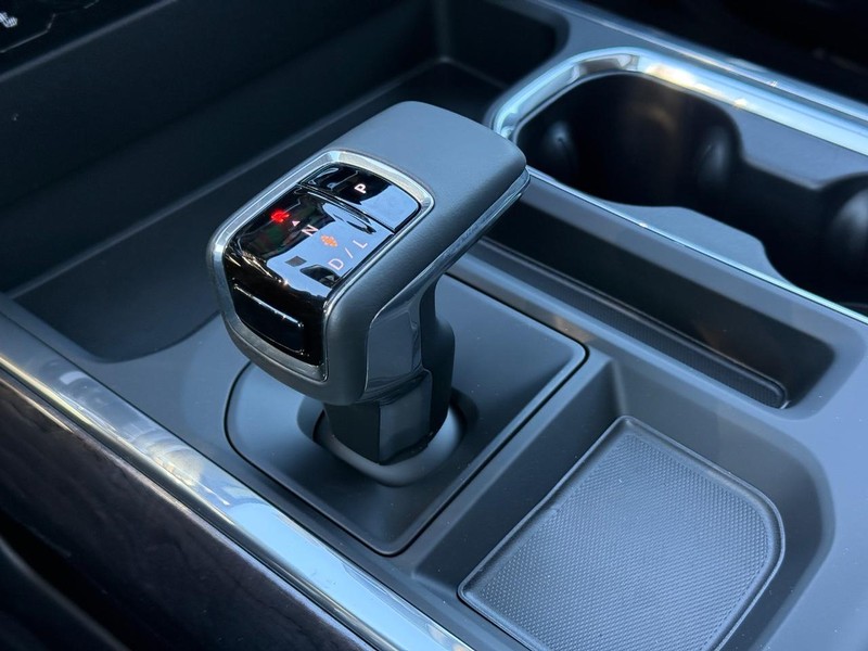 Chevrolet Silverado 1500 Vehicle Full-screen Gallery Image 16