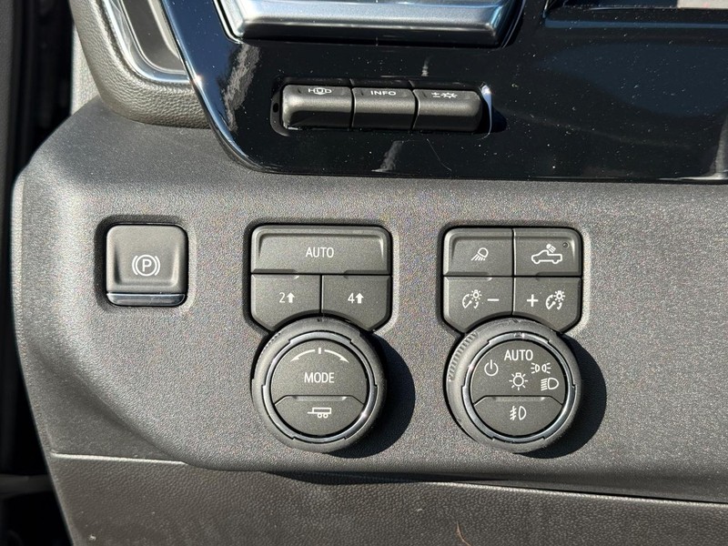 Chevrolet Silverado 1500 Vehicle Full-screen Gallery Image 18