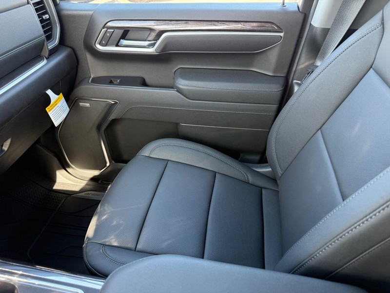 Chevrolet Silverado 1500 Vehicle Full-screen Gallery Image 16
