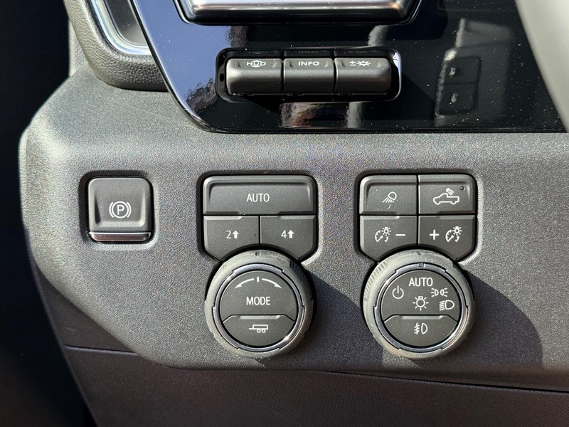 Chevrolet Silverado 1500 Vehicle Full-screen Gallery Image 17