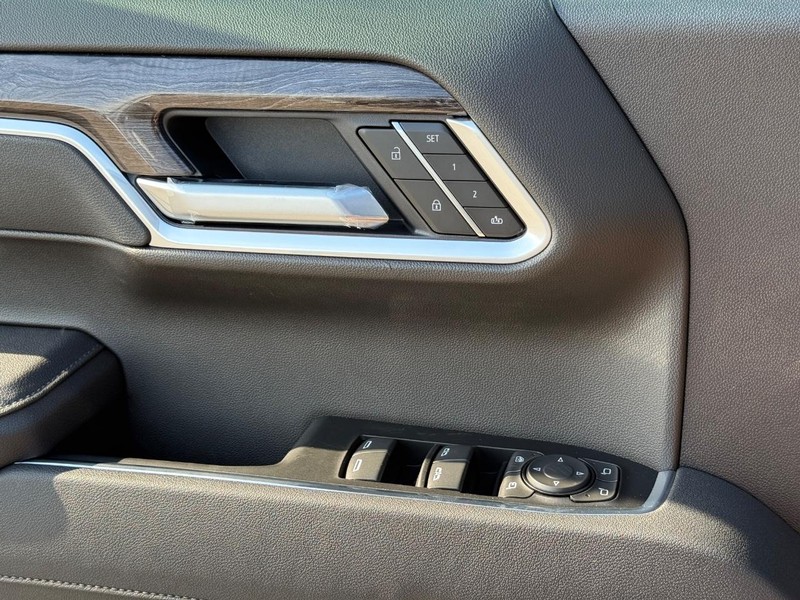 Chevrolet Silverado 1500 Vehicle Full-screen Gallery Image 19