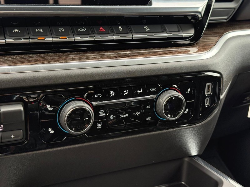 Chevrolet Silverado 1500 Vehicle Full-screen Gallery Image 13
