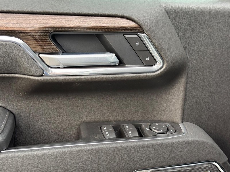 Chevrolet Silverado 1500 Vehicle Full-screen Gallery Image 18