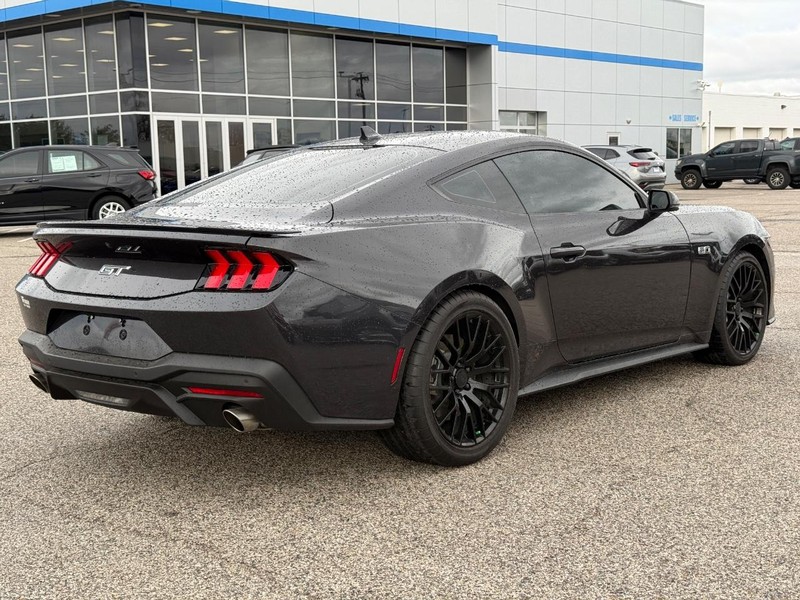 Ford Mustang Vehicle Full-screen Gallery Image 5