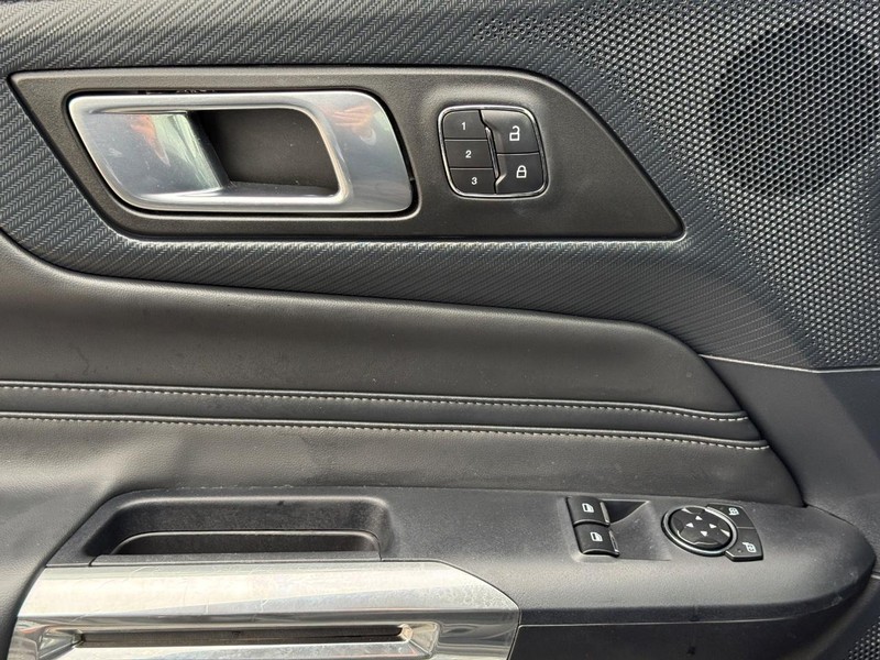 Ford Mustang Vehicle Full-screen Gallery Image 23