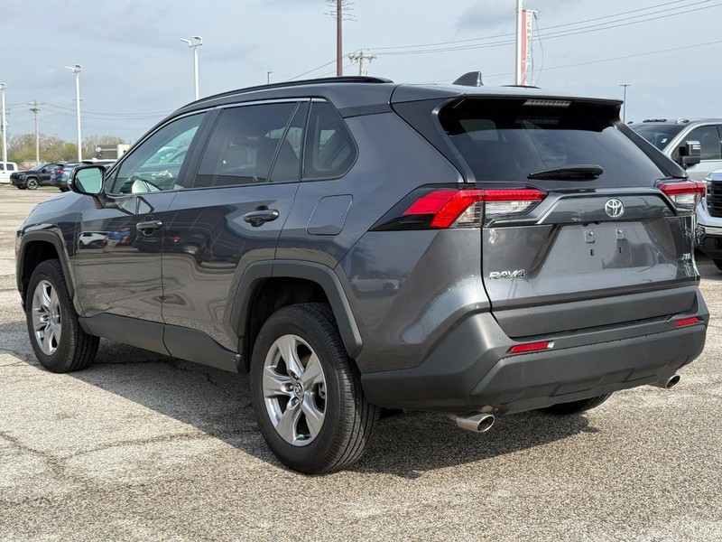 Toyota RAV4 Vehicle Full-screen Gallery Image 3