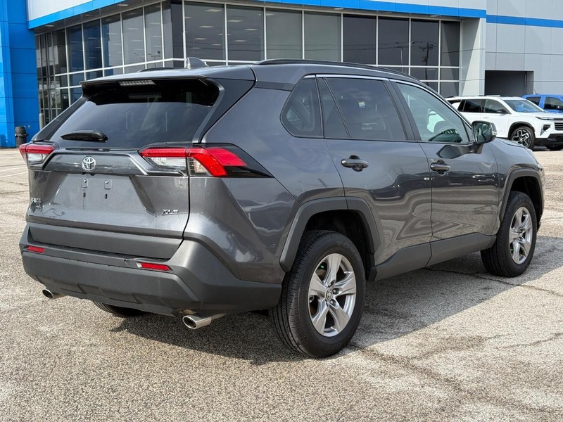 Toyota RAV4 Vehicle Full-screen Gallery Image 5