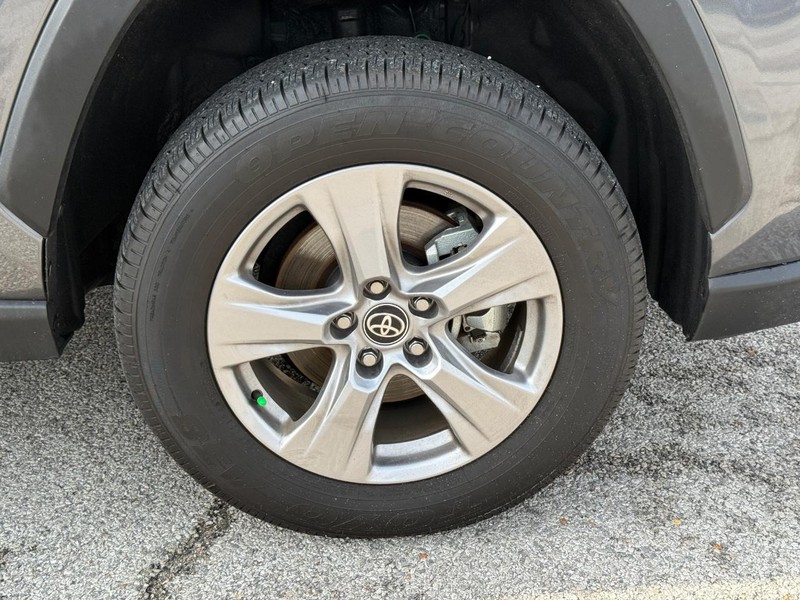 Toyota RAV4 Vehicle Full-screen Gallery Image 7
