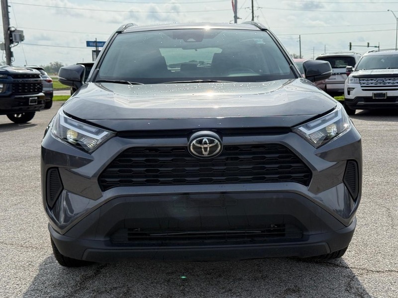 Toyota RAV4 Vehicle Full-screen Gallery Image 9