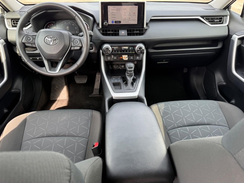 Toyota RAV4 Vehicle Full-screen Gallery Image 11