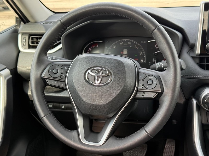 Toyota RAV4 Vehicle Full-screen Gallery Image 12
