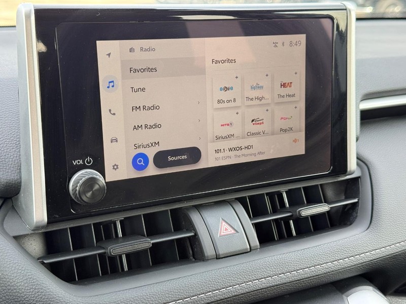 Toyota RAV4 Vehicle Full-screen Gallery Image 16