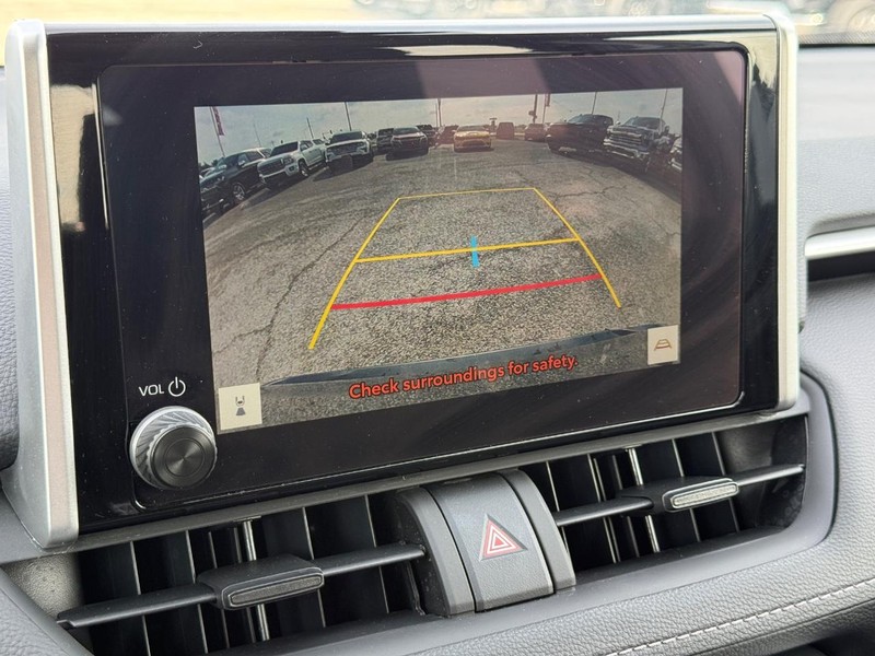 Toyota RAV4 Vehicle Full-screen Gallery Image 17