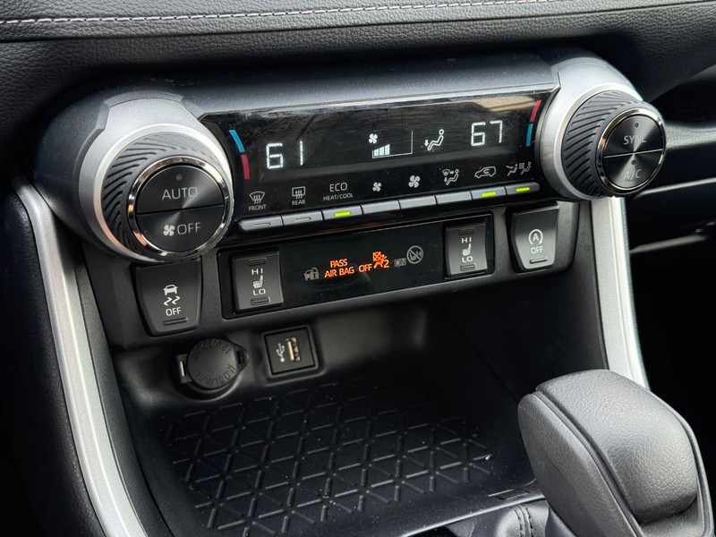 Toyota RAV4 Vehicle Full-screen Gallery Image 18