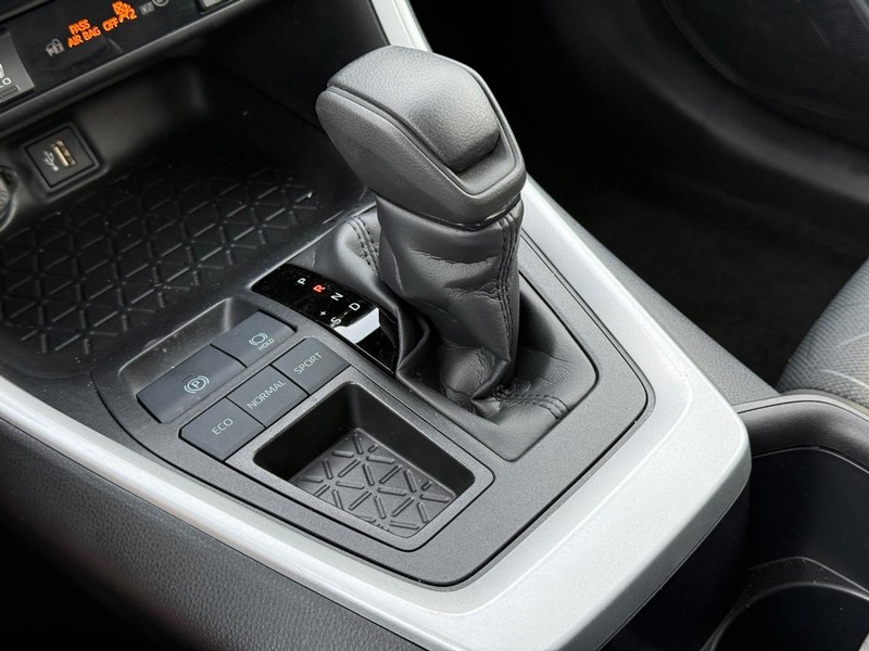 Toyota RAV4 Vehicle Full-screen Gallery Image 19