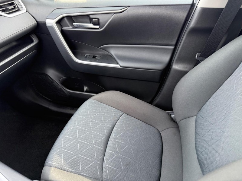 Toyota RAV4 Vehicle Full-screen Gallery Image 20
