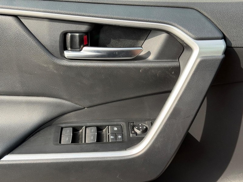 Toyota RAV4 Vehicle Full-screen Gallery Image 23