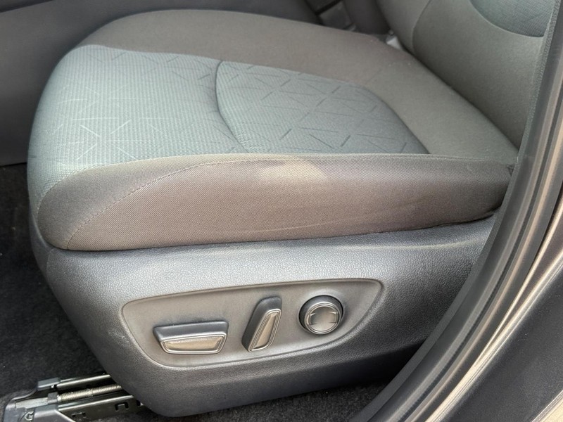 Toyota RAV4 Vehicle Full-screen Gallery Image 24
