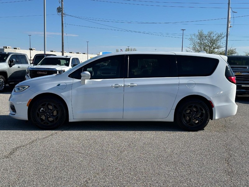 Chrysler Pacifica Vehicle Full-screen Gallery Image 2