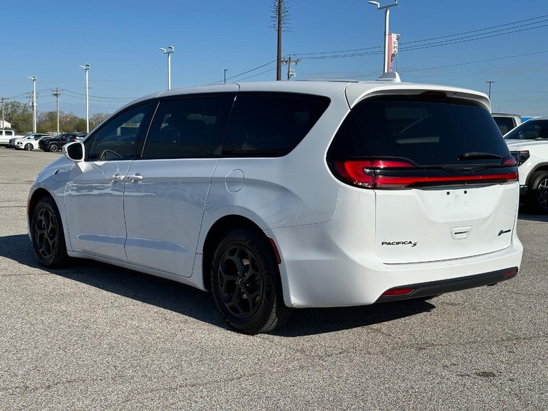 Chrysler Pacifica Vehicle Full-screen Gallery Image 3