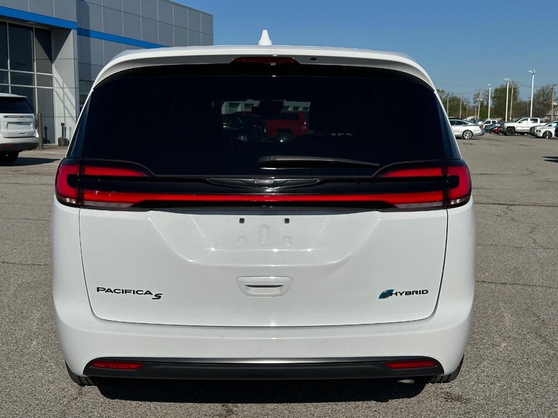 Chrysler Pacifica Vehicle Full-screen Gallery Image 4