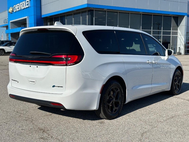 Chrysler Pacifica Vehicle Full-screen Gallery Image 5
