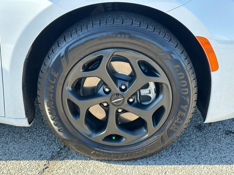 Chrysler Pacifica Vehicle Full-screen Gallery Image 7
