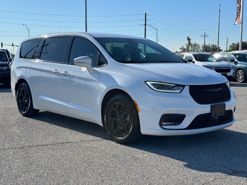 Chrysler Pacifica Vehicle Full-screen Gallery Image 8