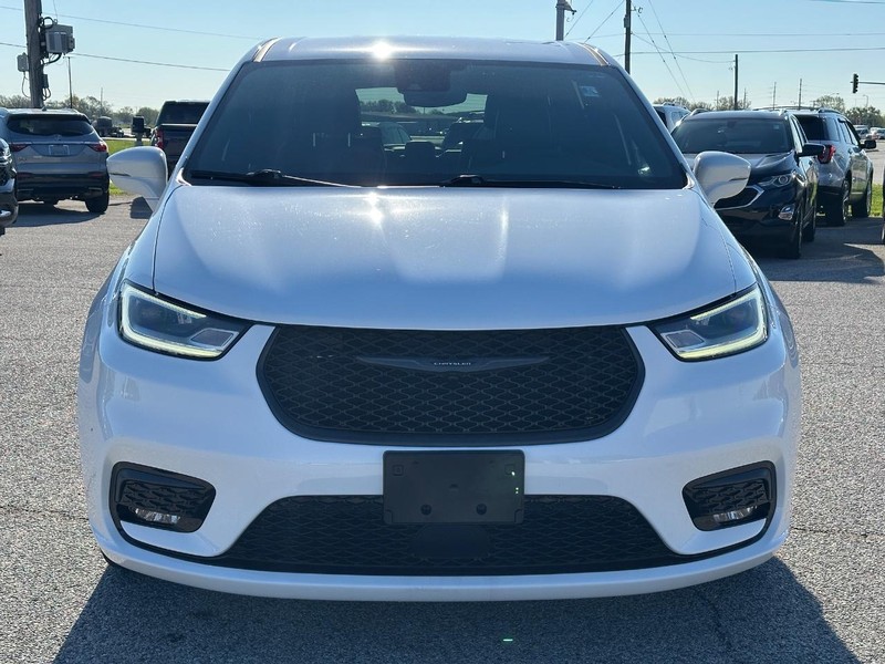 Chrysler Pacifica Vehicle Full-screen Gallery Image 9