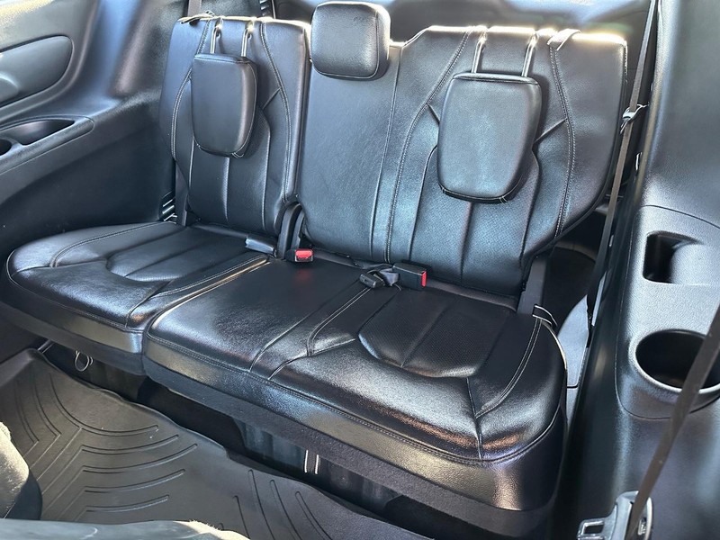 Chrysler Pacifica Vehicle Full-screen Gallery Image 10