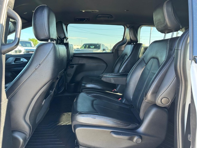 Chrysler Pacifica Vehicle Full-screen Gallery Image 11