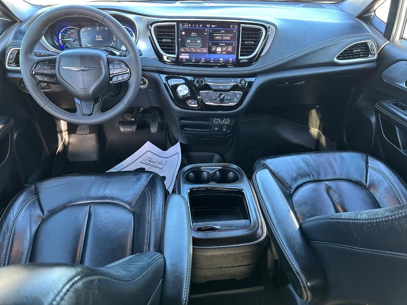 Chrysler Pacifica Vehicle Full-screen Gallery Image 12