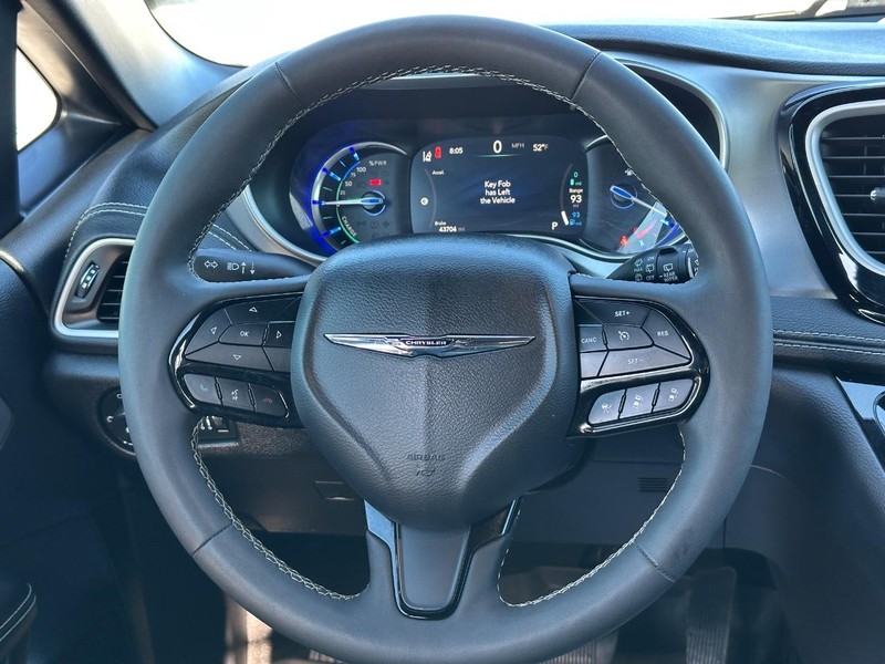 Chrysler Pacifica Vehicle Full-screen Gallery Image 13