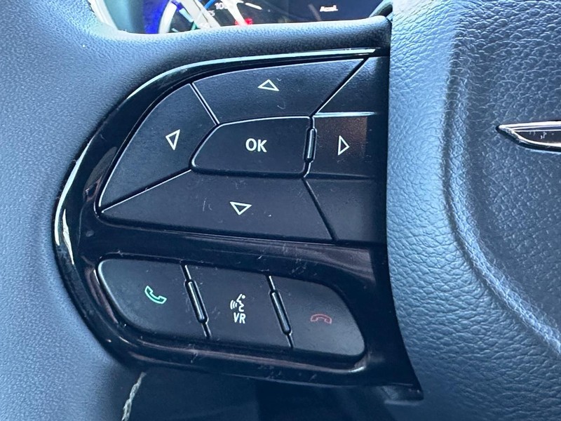 Chrysler Pacifica Vehicle Full-screen Gallery Image 14