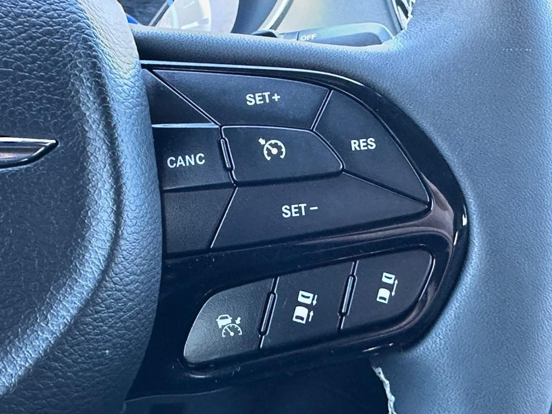 Chrysler Pacifica Vehicle Full-screen Gallery Image 15