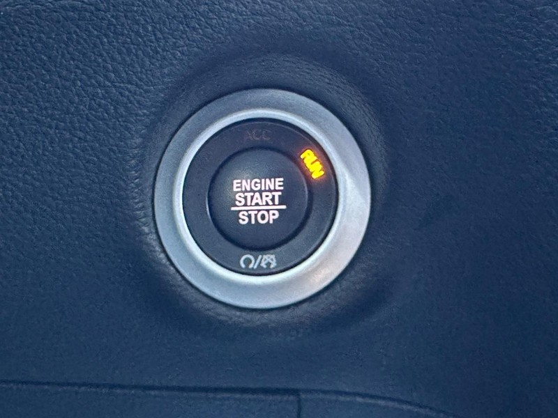 Chrysler Pacifica Vehicle Full-screen Gallery Image 16