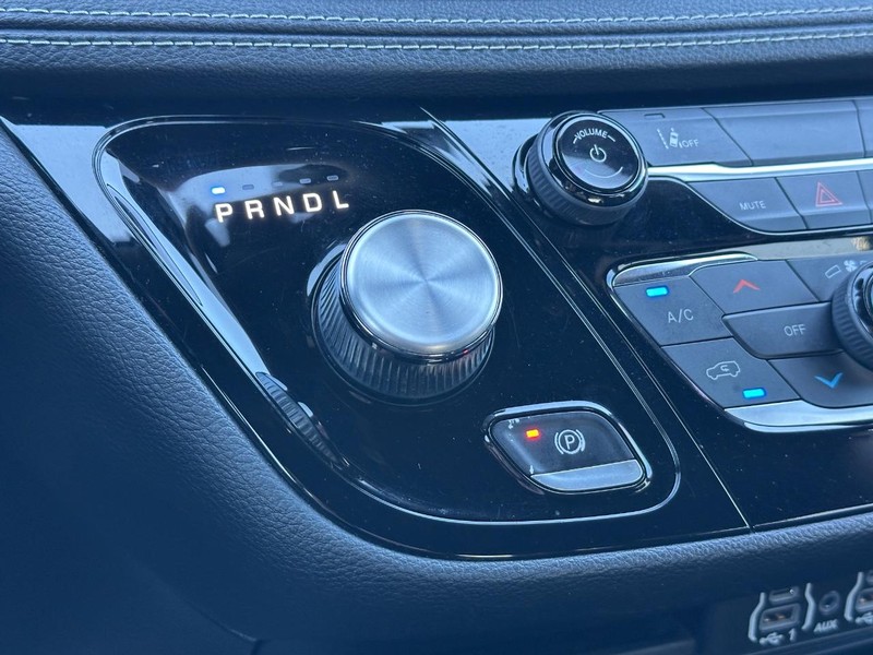Chrysler Pacifica Vehicle Full-screen Gallery Image 19