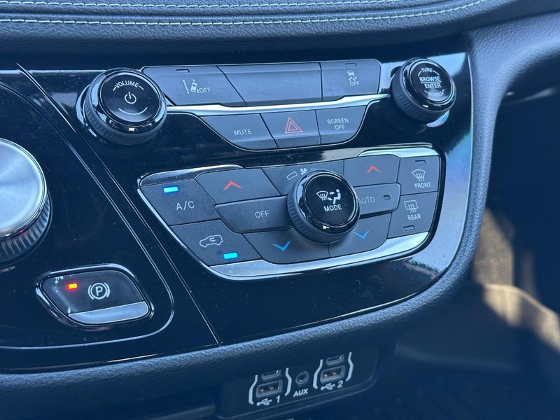 Chrysler Pacifica Vehicle Full-screen Gallery Image 20